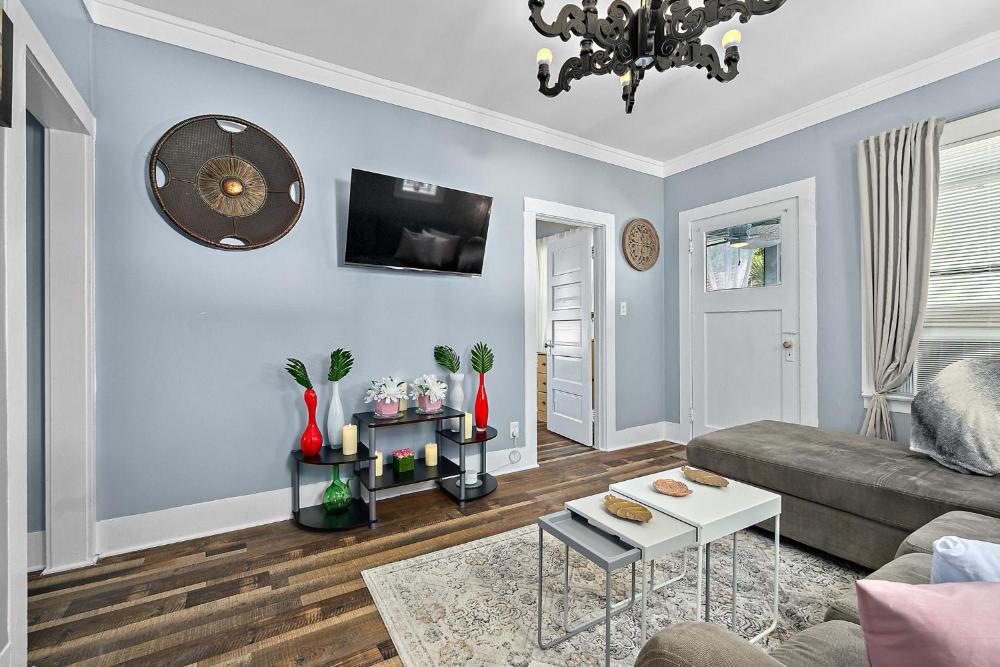 Casa Bella- Chic, Retro Apt- Steps to Historic District!